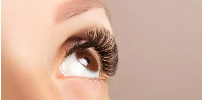 لیست بهترین مراکز کاشت مژه در آباده + هزینه کاشت مژه