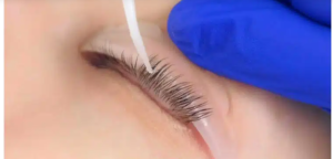 لیست بهترین مراکز لمینت مژه در کازرون + هزینه لمینت مژه 1402