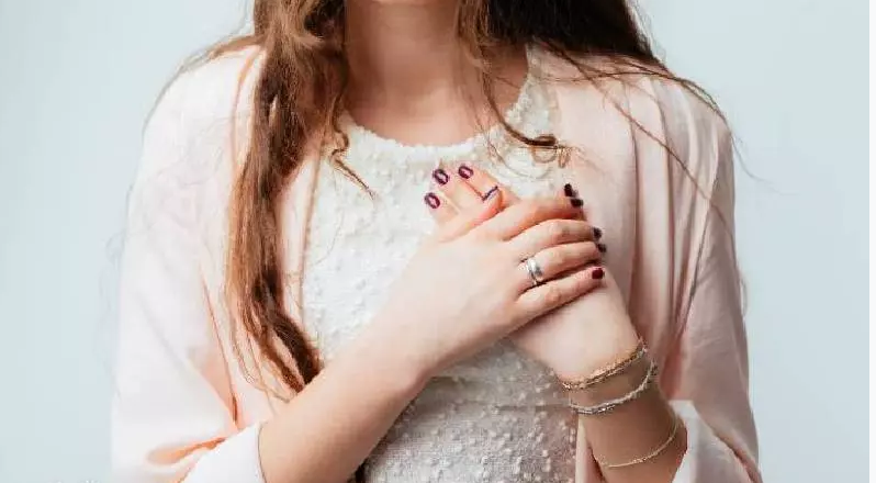 لیست بهترین مراکز لیفت سینه در لار + هزینه لیفت سینه