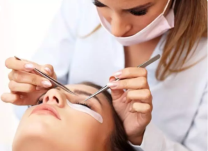 لیست بهترین مراکز کاشت مژه در لار + هزینه کاشت مژه 1403