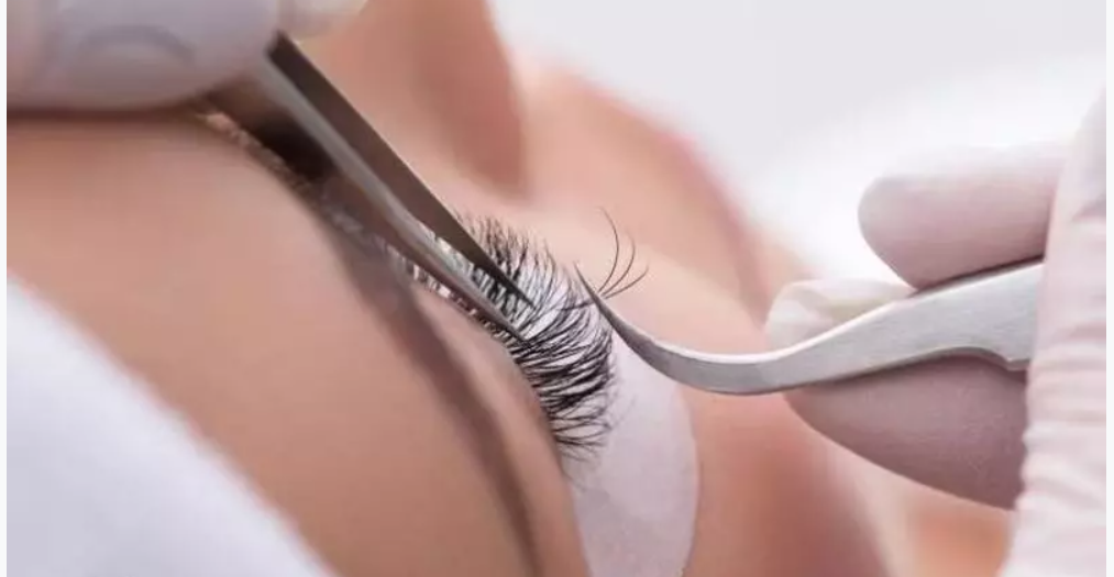 لیست بهترین مراکز کاشت مژه در داراب + هزینه کاشت مژه