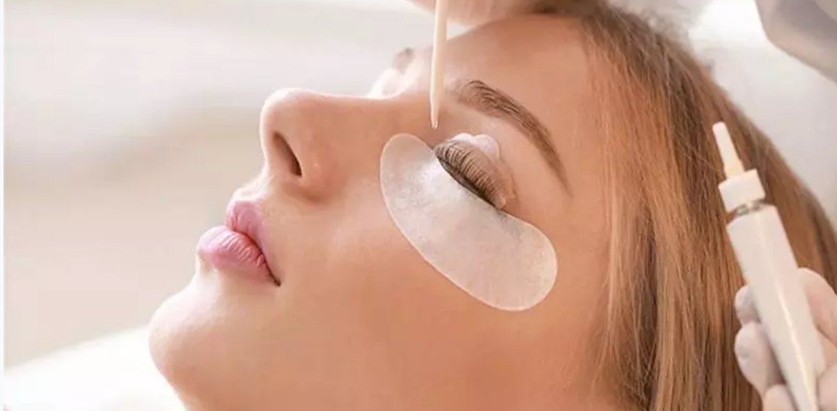 لیست بهترین مراکز لیفت مژه در نی ریز + هزینه لیفت مژه