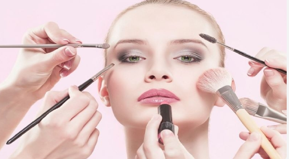 لیست بهترین مراکز میکاپ صورت در نی ریز + هزینه میکاپ صورت