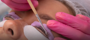 لیست بهترین مراکز لمینت مژه در اقلید + هزینه لمینت مژه 1403