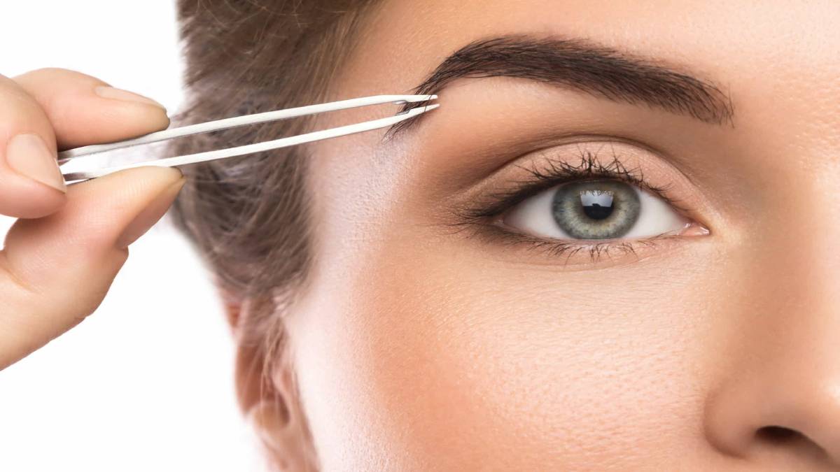 لیست بهترین مراکز فیبروز ابرو در تجریش + هزینه فیبروز ابرو