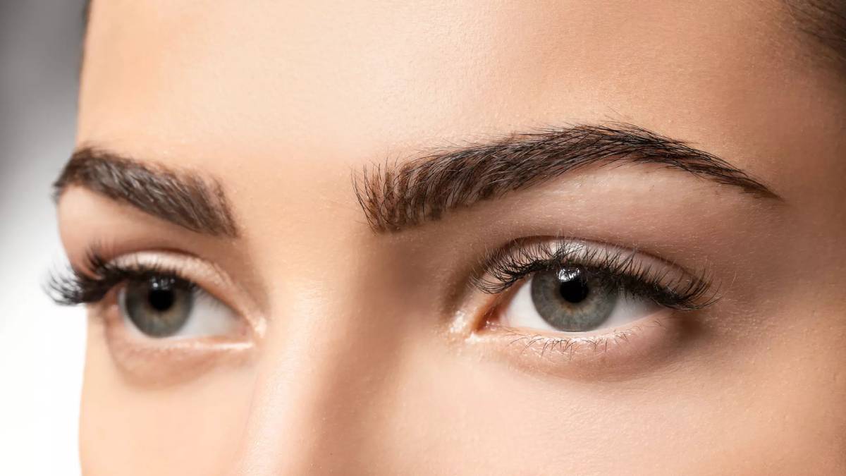 لیست بهترین مراکز فیبروز ابرو در ولنجک + هزینه فیبروز ابرو