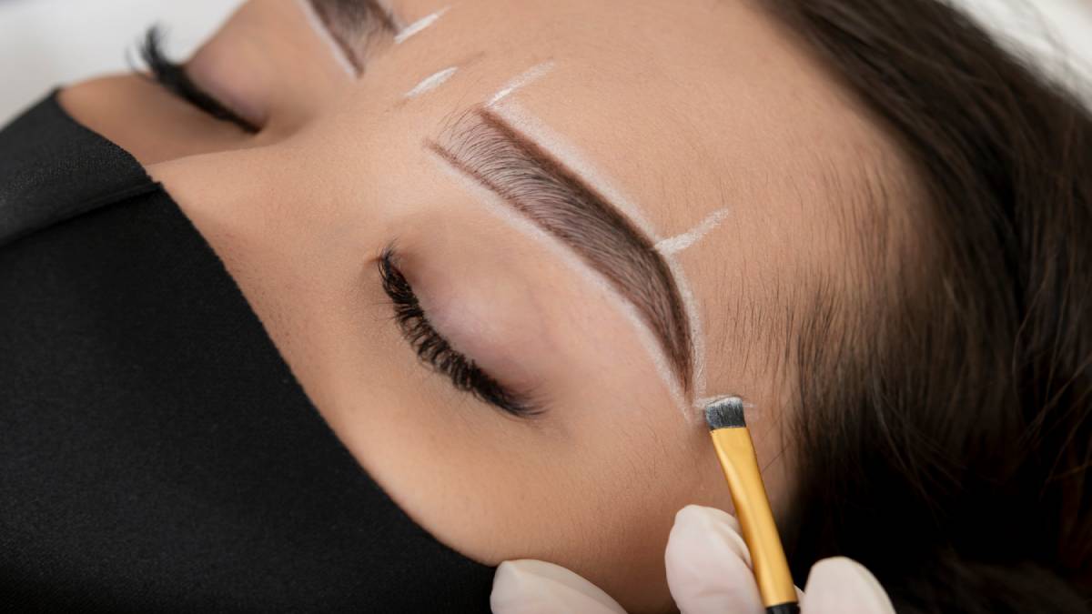 لیست بهترین مراکز فیبروز ابرو در فرشته + هزینه فیبروز ابرو