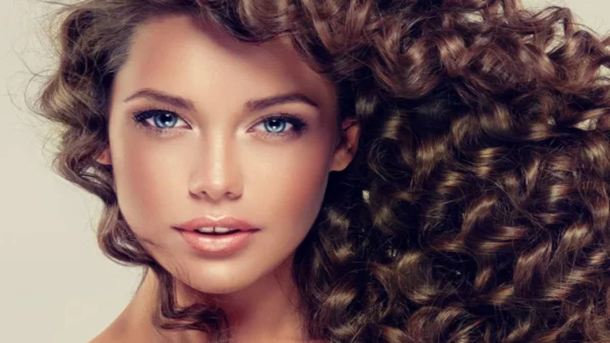 لیست بهترین مراکز فر دائم مو در منظریه + هزینه فر دائم مو