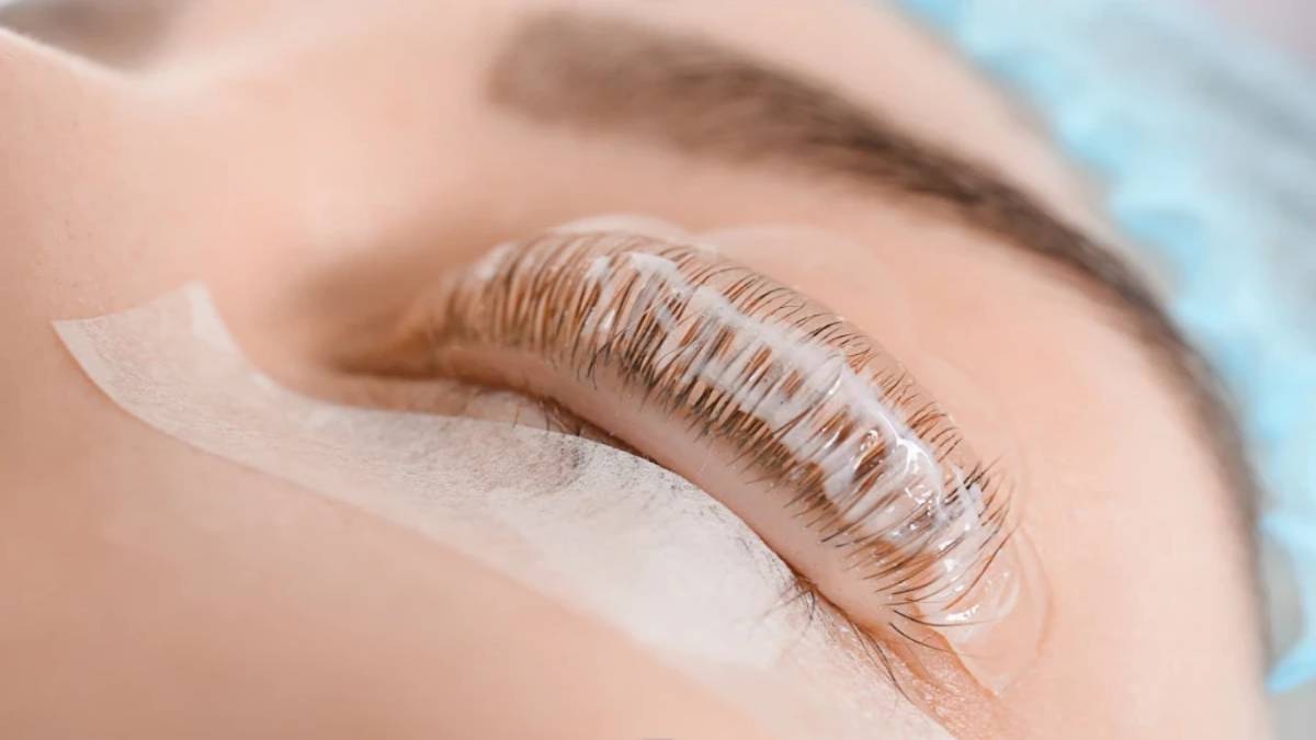 لیست بهترین مراکز لیفت مژه در منظریه + هزینه لیفت مژه