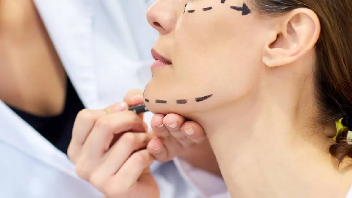 لیست بهترین مراکز جراحی چانه در سعادت آباد + هزینه چراحی چانه