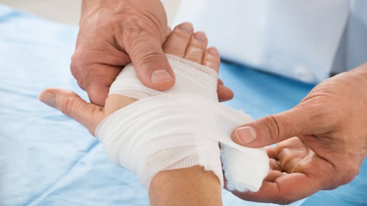 لیست بهترین مراکز درمان زخم در سعادت آباد + هزینه درمان زخم